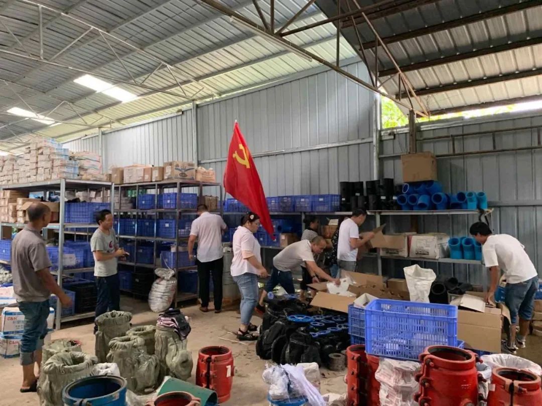 2020年8月21日，荔波受到洪涝灾害，荔波公司党支部组织党员干部职工转移物质.jpg